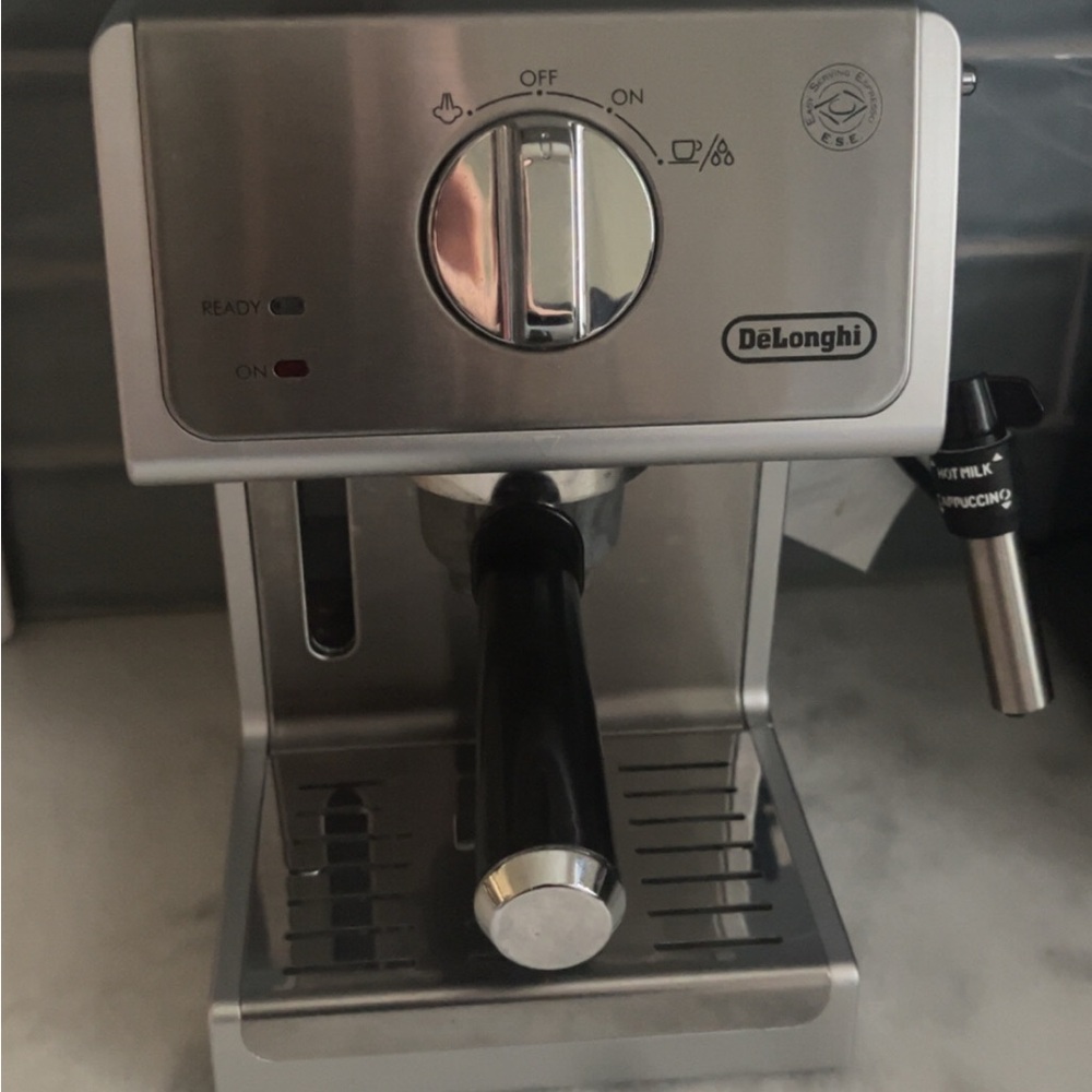 DELONGHI ESPRESSO MACHINE WITH LAVAZZA ESPRESSO ROAST